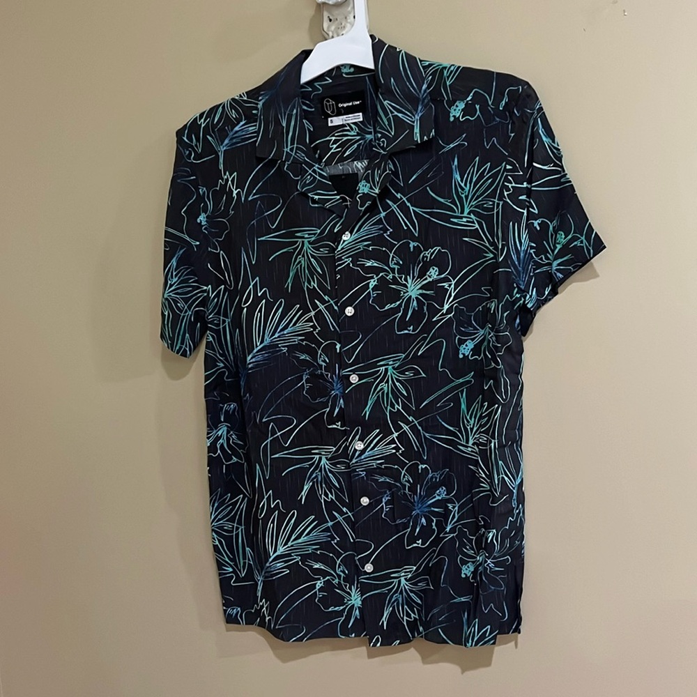 Hawaiian floral charcoal gray small button down shirt